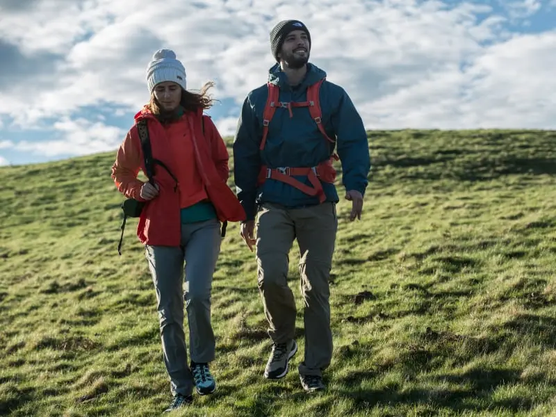 ropa tecnica montaña pareja